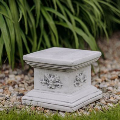 Massiver Steinsockel Sockel Podest quadratisch mit Zierelemente aus Steinguss