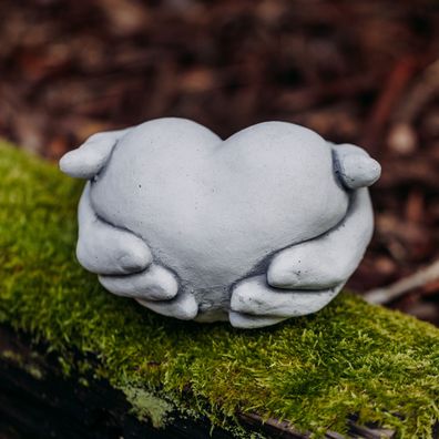 Massives Stein Deko-Element Herz in Hand Raumdeko Gartendeko Steinguss frostfest