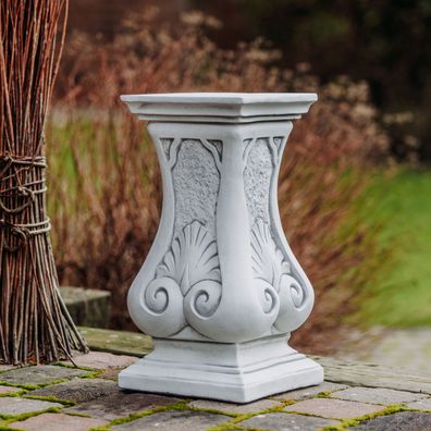 Podest mit Verzierungen, H. 51 cm, 25 x 25 cm, 46 kg, aus Steinguss frostsicher