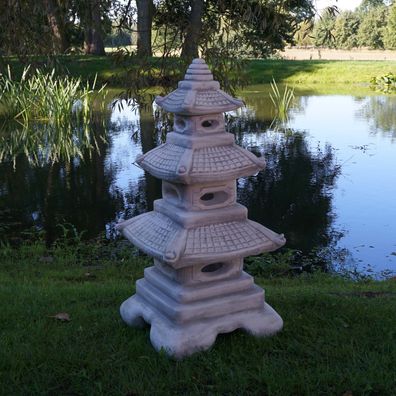 Riesige massive japanische Steinlaterne Pagode Yukimi aus Steinguss frostfest