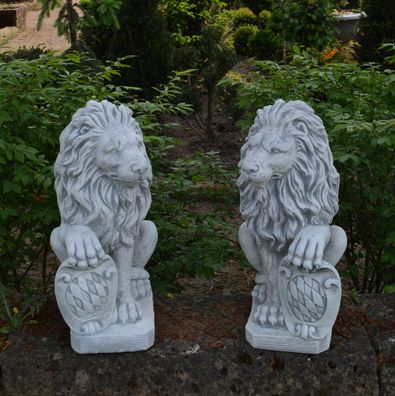 Sonderangebot: Große massive Stein Löwen Paar mit Schild aus Steinguss frostfest
