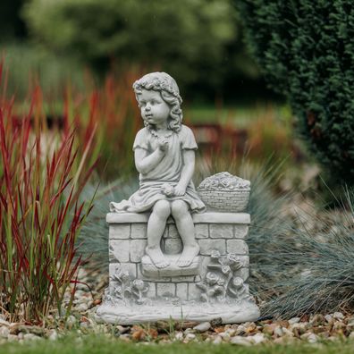 Wunderschöne massive Mädchenfigur auf der Mauer Kinderfigur Steinguss frostfest