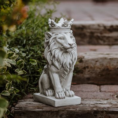 Dekorative Löwenfigur mit Krone, Löwe Steinfigur, Steinguss, 36 cm Höhe, 9 kg