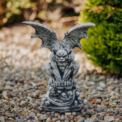 Gargoyle Gartenfigur mit Flügeln auf Totenschädeln, 40 cm Höhe, 8 kg, Grau, Steinguss
