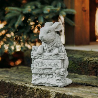 Gartenfigur Hase mit Willkommen-Schild, Steinguss, 35 cm Höhe, 20 cm Breite, Grau