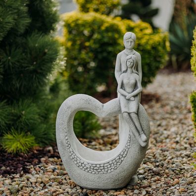 Liebevolle Pflanzschale, Herz-Design mit Paarfiguren, 69 cm Höhe, 30 kg, frostsicher