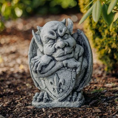 Steinfigur Gargoyle mit Schild, 33 cm Höhe, 17 kg, Grau, Gartenfigur aus Steinguss