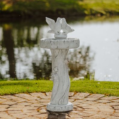 Vogeltränke mit Taubenpaar, H. 91 cm, Steinguss Baumstamm-Design, 2,5 Liter