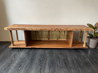 Spür die Natur - Sideboard aus Suarholz, veredelt mit Bambus. Von Hand. Fürs Leben