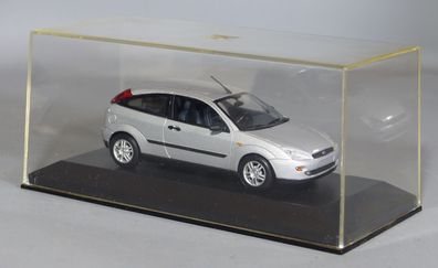 Minichamps 1:43 Ford Focus MK1 (1998) 2-Türer silber Coupe in Vitrine
