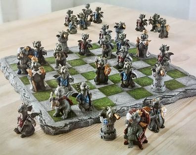 Schachspiel mit bemalten Drachenminiaturen