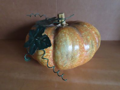 Figur Kürbis orange rund mit Metalldekoblätter ca.16,5 cm Ø