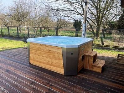 GardenAndPoolsCom Hot Tub Hybride 1,9 x 2 m Holzofen & E-Ofen LED 10 Düsen