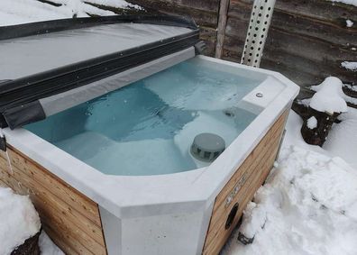 GardenAndPoolsCom Hot Tub SAN Elektro 1,9 x 2 m E-Ofen LED 20 Düsen Filtersystem