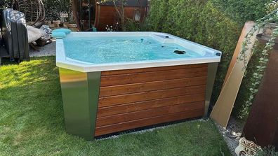 GardenAndPoolsCom Hot Tub Jacuzzi Whirlpool POPRAD Elektro 1,9 x 2 m E-Ofen LED