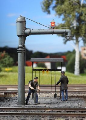 KM1 400450 Einfacher Gelenkwasserkran Fertigmodell Spur 1