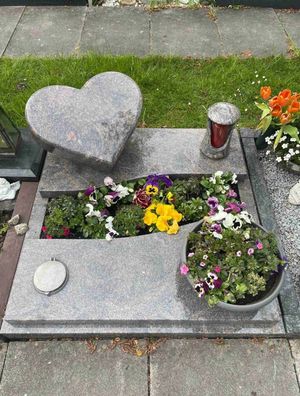 Urnengrabanlage Atropos 50x50 cm Urnengrab inklusive Inschrift, MwSt. & Lieferung