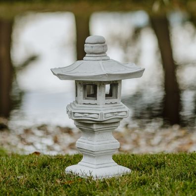 Massive japanische Steinlaterne Tachi-Gata Oki Gata Laterne Steinguss frostfest