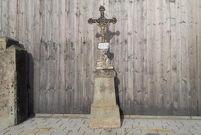 Antikes Kreuz mit Granitsockel, Marterl, altes Metallkreuz, 1A Originalzustand