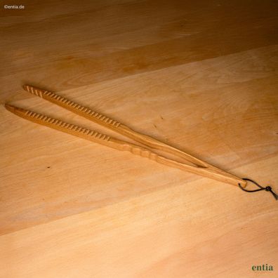 Grillzange aus Eichenholz