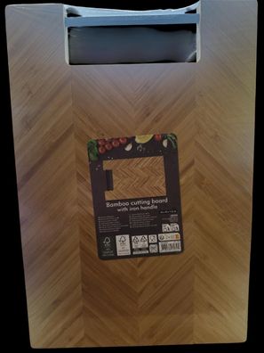 amp; 9989; Bambus Schneidebrett mit Metallgriff (32,5 x 25 x 1.8 cm)