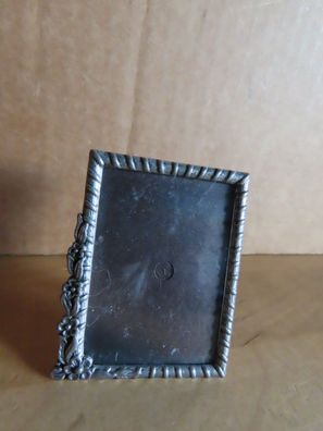 kleiner Bilderrahmen silberfarben mit kleinen Blumen am Rand (Passbild)