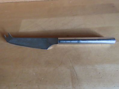 Messer Käsemesser zwei Spitzen gerade Klinge schwarze Streifen auf der Klinge
