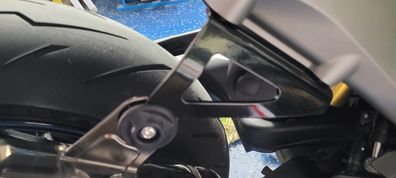 Auspuffhalter - Aluminium, schwarz pulverb. - BMW R1300R/RS ab Baujahr 2025