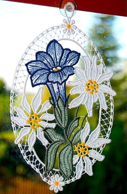 Fensterbild Plauener Spitze Landhaus Weiß Blau Edelweiß Fensterdekoration Enzian