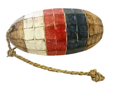 Dekorative Holzboje mit Tau