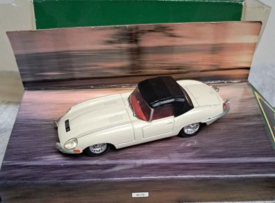 Jaguar E Type mit Softtop cremeweiß mit schwarzen Verdeck Corgi Classic