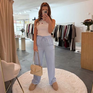 Seidenhose Lia Hellblau Damen lange Hose Onesize Seidenoptik Schnitt locker Frau