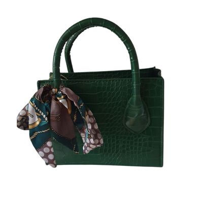 Statement-Piece: Elegante Lack-Handtasche in leuchtendem Grün