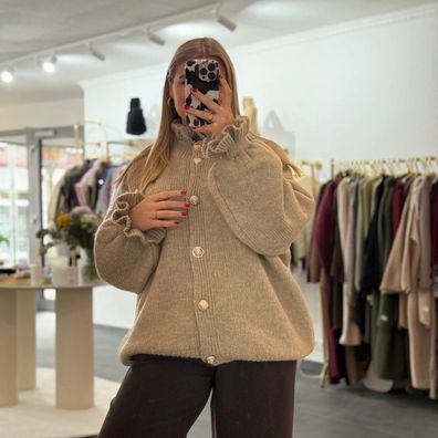 Cardigan mit Rüschen Jacke Leonita Beige Onesize XS-XL Damen Langarm Cardigan