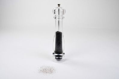 Pfeffermühle mit Pfefferkörnern