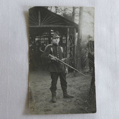 Foto AK WK Soldat Soldaten Tschako ,2. Jäger Btl. 13 Sachsen , Gewehr