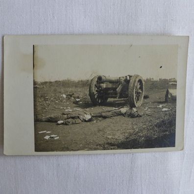 Foto AK WK Soldaten liegend Kanone
