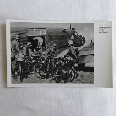Foto AK WK Flugzeug Oldtimer , JU 52 Transporter wird Fahrrad Soldat, Stempel