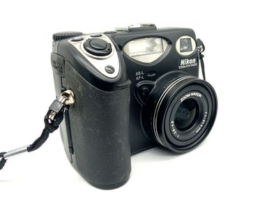 Nikon Coolpix 5000 Digitale Kompaktkamera mit Zoom Nikkor 7.1-21.4mm 1:2.8-4.8