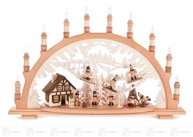 Schwibbogen mit Haus und Wintersportlern elektrisch beleuchtet innenbel. Gebäude