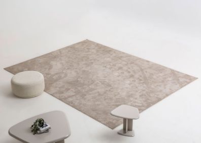 Stilvoller Beistelltisch und eleganter Puff aus beigem Stoff