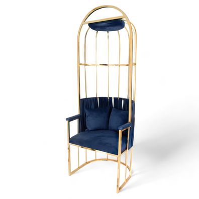 Extravagantes Sessel mit hoher Rückenlehne und elegantem goldenen Rahmen