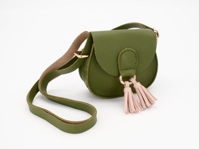 Moosgrüne Mädchentasche mit rosa Anhänger