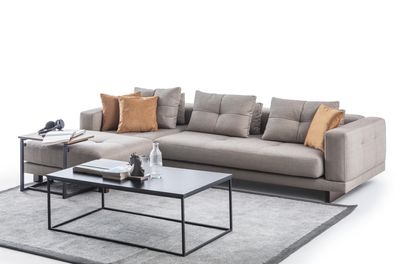 Beiges Wohnzimmer Designer Sofa Luxuriöser Couchtisch Textilhocker