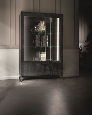 Vitrine aus Holz – Robust und elegant für Ihre Sammlung oder Dekoration