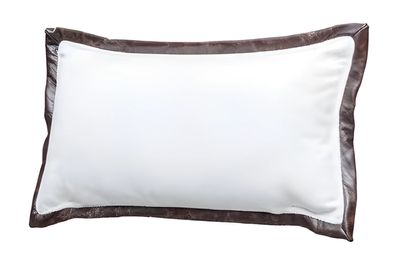 Weißes Kissen mit braunem Streifen, weich und bequem, hochwertig