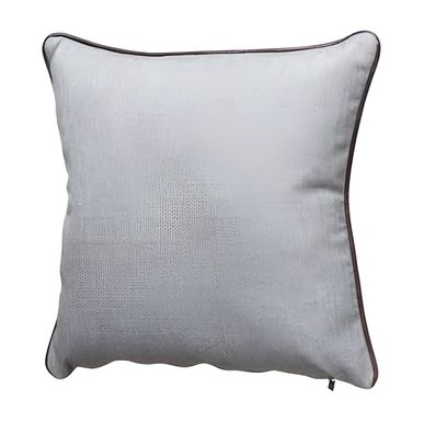 Ein helles Zierkissen erfrischt die Inneneinrichtung Ihres Wohnzimmers