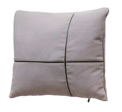 Ein weiches Kissen mit Samtbezug verleiht dem Sofa eine gemütliche Note