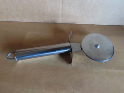 Pizzaroller Pizza-Roller Pizzamesser silberner Griff mit Aufhängöse 20cm