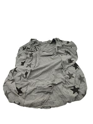 Der Dooky Grey Stars Kindersitzbezug ist vielseitig einsetzbar und passt auf viele Mo